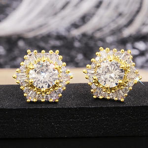 Boucles d'oreilles clous en or E4298, forme étoile, avec cristaux et strass, bijoux de mariage chrétien pour femme, style classique, sertissage griffe - Product Image 4