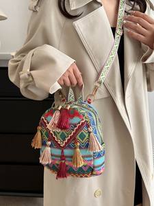 <span class=keywords><strong>Sac</strong></span> à dos de style ethnique pour femmes avec broderie à pompons et doublure en polyester <span class=keywords><strong>Sac</strong></span> de voyage portable - Product Image 5