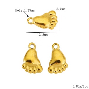Mini Charms de Pingüino con Patas de Ángel |   Colgante de Acero Inoxidable Chapado en Oro PVD de 18K para Fabricación de Joyería, Pulseras y Collares - Product Image 3
