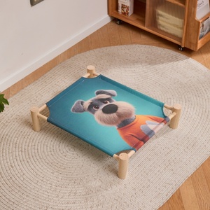 Cuccia per Animali Domestici Impermeabile e Staccabile con Motivi Animali, Letto per Cani e Gatti con Gambe in Legno Rialzate dal Suolo - Product Image 1