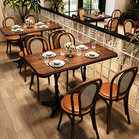 Ensemble de table de bistrot ronde vintage, plateau en bois massif avec base en fonte et chaises en rotin courbé pour café, restaurant, bistrot