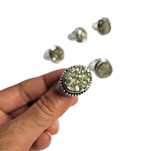 Bagues en argent plaqué avec pierre précieuse naturelle de pyrite sculptée, bijoux de mode de haute qualité, vente en gros, très prisées - Product Image 1