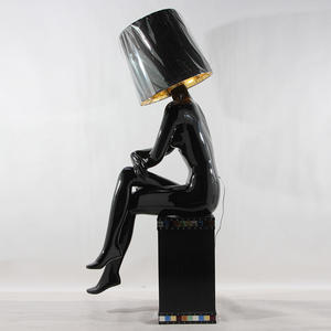 Mannequin de vitrine tendance avec tête en forme de lampe, <span class=keywords><strong>femme</strong></span> noire assise - Product Image 2