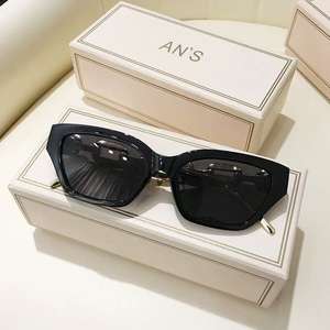 Lunettes de soleil œil de chat An's, monture noire, verres gris, protection UV375, branches à chaîne, style unisexe - Product Image 1