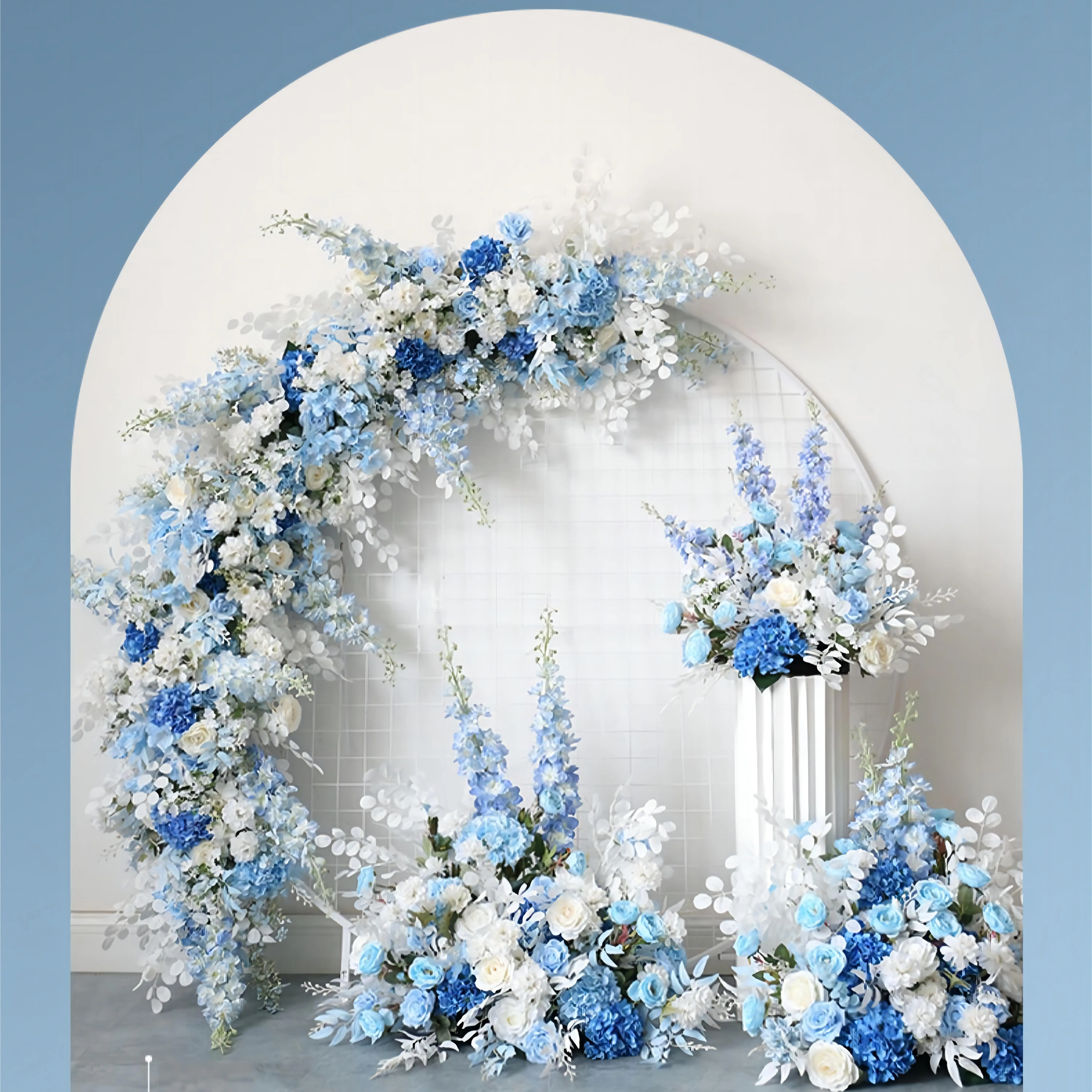 Colore bianco blu decorazione della casa festa evento della chiesa cerimonia del tavolo di ricevimento di nozze per la torta dell'arco all'aperto