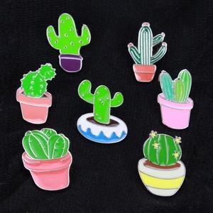Al por mayor Pin de solapa de metal esmaltado con diseño de cactus, promocional, con forma de planta en maceta, para mamá, <span class=keywords><strong>papá</strong></span>, señora, regalos de recuerdo - Product Image 1