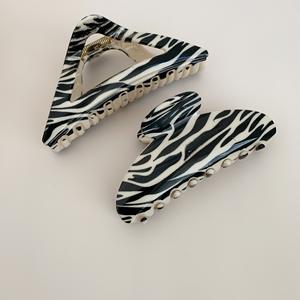 Pince à cheveux vintage en résine plastique brillante à motif léopard, zèbre et damier - Product Image 2