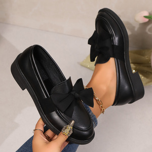 <span class=keywords><strong>Calzature</strong></span> Femminili alla Moda in Pelle Verniciata 2025 - Mocassini con Plateau e Decorazione a Catena Nera per Uso Quotidiano - Product Image 3