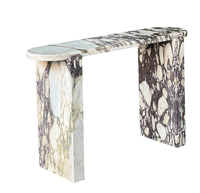 Élégant ensemble de quatre tables basses en marbre turc Calacatta Viola pour salon, bar et extérieur, respectueux de l'environnement