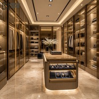 Dressing moderne américain sur mesure avec îlot central double et armoire en verre intégrée avec éclairage LED pour suite parentale