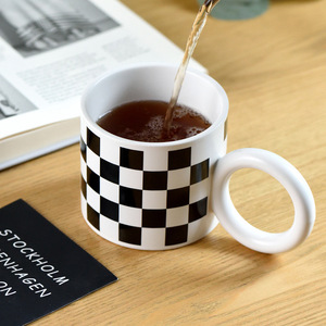 Cuadros con patrón blanco y negro, tablero de ajedrez o bandera de carreras de coches, taza negra de dos tonos - Product Image 6
