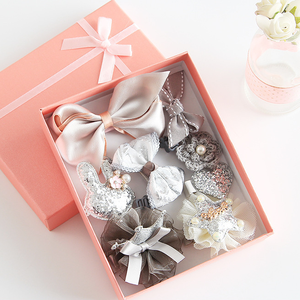 Set di 10 Accessori per Capelli in Tessuto per Bambine: Elastici, Fermagli, Fasce e Fermagli a Forma di Cartone Animato in Confezione Regalo - Product Image 2