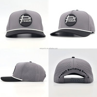 Venta al por mayor personalizado sombrero negro OEM PVC parche Logo 5 paneles impermeable poliéster deporte Golf sombrero corte láser perforado cuerda gorra de béisbol