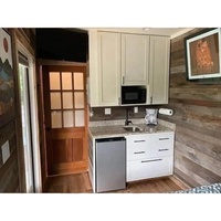 Casa Prefabricada en Contenedor con Terraza de Madera, Cocina y Baño Completos, Paneles Sándwich