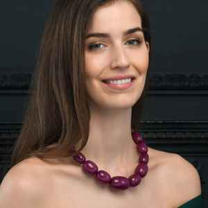 Collier en résine unique avec des couches de couleur artistiques et une finition brillante, pendentif fait à la main, bijoux conçus pour les personnes créatives - Product Image 6