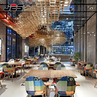 Ensemble de chaises et table rembourrées en patchwork, style moderne et luxueux, pour hôtel, restaurant, projet commercial, fabrication sur mesure J2S.