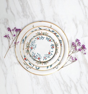 Nouvelles assiettes en céramique à motif de guirlande luxueuse de style nordique avec bord doré - Product Image 2