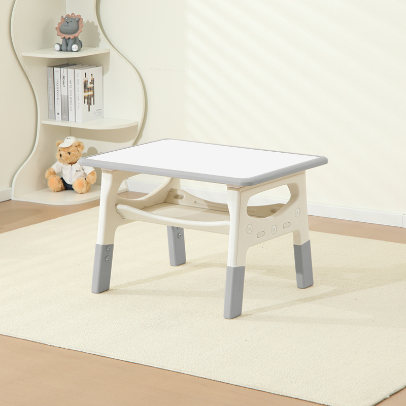 Pizarra blanca con mesa individual gris.