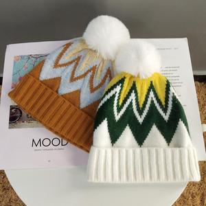 Bonnet chaud d'hiver tricoté épais et ondulé <span class=keywords><strong>en</strong></span> <span class=keywords><strong>fausse</strong></span> <span class=keywords><strong>fourrure</strong></span> avec pompon <span class=keywords><strong>en</strong></span> poils de lapin pour la course à pied et le sport - Product Image 4