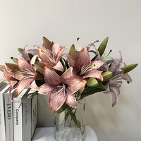 Tweehoofdige lelie 3D-printen van een bloem en een knop Simulatielelie Kunstbloemen Europese retro bruiloft Huisfotografie Bloemmotief