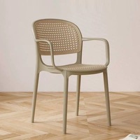 Fauteuil à accoudoirs empilable en plastique PP style nordique, respirant, en rotin tressé, pour restaurant, café, jardin, terrasse - Vente en gros