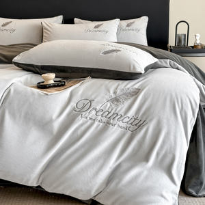 Juego de Ropa de Cama Personalizado de 4 Piezas con Bordado de Terciopelo Cristalino, Funda de Edredón de Franela y Sábanas de Terciopelo Coral - Product Image 3