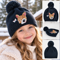 Bonnet tricoté pour enfants avec broderie de cerf à paillettes et pompon, extensible et chaud, idéal pour les tenues de Noël, les fêtes sur le thème de la forêt et les activités hivernales