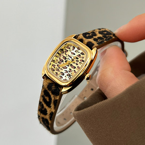 Montre carrée au design unique et de niche 2026 pour femme, montre rétro européenne et américaine à imprimé léopard pour femme - Product Image 2