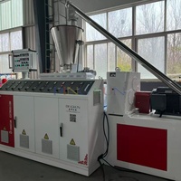Machine de fabrication de panneaux de revêtement de plafond en PVC/WPC à double vis, ligne d'extrusion de panneaux de plafond et de mur à languettes avec bande argentée brillante
