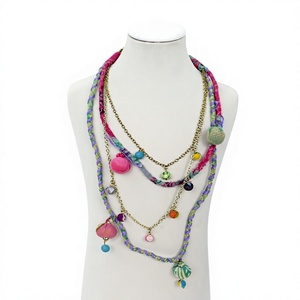 Collier bohème fait main multicouche pour femme, chaîne plaquée or, perles en tissu, bijoux colorés et tendance, respectueux de l'environnement - Product Image 1