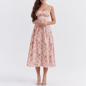 Vestido midi rosa estampado con encaje y volantes sin mangas - Product Image 1