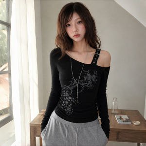 Haut asymétrique à manches longues léger et ajusté avec imprimé papillon foncé, col asymétrique et bretelles métalliques – Style Hot Girl unique - Product Image 1