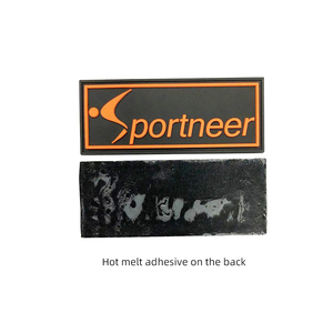 Badge en silicone et PVC 3D personnalisé multicolore avec logo en relief pour vêtements et sacs - Product Image 6