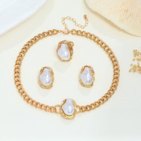 Collier de perles irrégulières en alliage plaqué or de luxe vintage européen et américain avec pierres naturelles pour femme – Collection Anniversaire