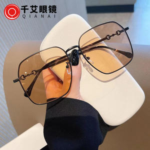 แว่นกันแดดทรงใหญ่สำหรับผู้หญิง Qianai กรอบโลหะสีทอง เลนส์ PC รูปทรงไม่สมมาตร ป้องกันรังสียูวี 100% แฟชั่น - Product Image 5