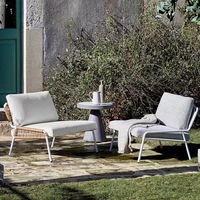 Ensemble de trois pièces en rotin tressé de style nordique avec table à thé et chaises pour balcon, jardin, terrasse et cour