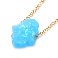 Collier ras du cou unisexe tendance en acier inoxydable plaqué or 18 carats avec pendentif en forme de main de Hamsa en résine multicolore