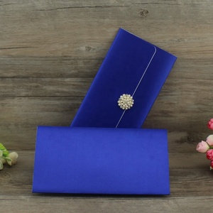 Invitaciones de boda de seda azul marino de lujo plegado de bolsillo personalizado con broche - Product Image 2
