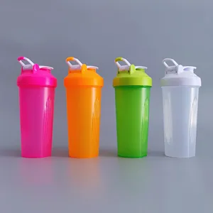 Costom Logo 400Ml 600Ml Gym Sport Bpa Gratis Plastic Proteïne Watershaker Fles Met Metalen Bal Klassieke Fles Water