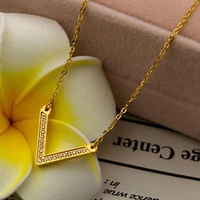 Collier pendentif en forme de V entièrement serti de pierres, en acier inoxydable plaqué or rose 18 carats, classique, orthodoxe, pour couple, idéal pour un anniversaire