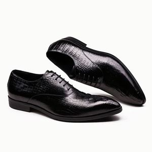 Nouvelles chaussures habillées pour hommes en cuir véritable, fabriquées à la main, haut de gamme, adaptées aux affaires, aux mariages et aux fêtes. - Product Image 1