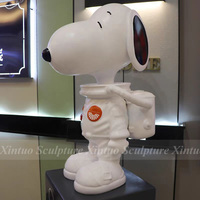 Sculpture Snoopy en fibre de verre peinte sur mesure, de la marque Xintuo, style moderne et élégant, taille réelle, objet de collection, décoration d'intérieur.