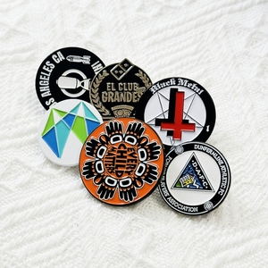 Spilla in metallo smaltato personalizzata con logo, design 2D/3D, spilla distintiva per club aziendali, accademie, regali, cappelli o vestiti - Product Image 1