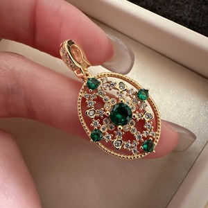 Colgante de Plata de Ley S925 con Microincrustaciones de Circonita Verde, Estilo Medieval Francés, Tallado Hueco, Geométrico Ovalado, Colgantes de Moda - Product Image 3