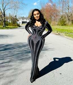 Impresionante Vestido de Fiesta Negro, Manga Larga, Cuello Cuadrado, Largo hasta el Suelo, con Pedrería - Product Image 3