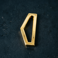 Étiquettes métalliques gravées au laser de haute qualité, personnalisées, écologiques, logo de marque en relief 3D doré, pour vêtements, sacs, chaussures, sans pli.