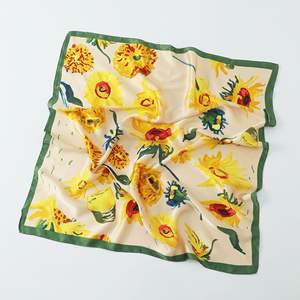 Écharpe florale verte de luxe en soie de mûrier 70x70cm Impression de qualité supérieure avec motif papillon pour un look élégant <span class=keywords><strong>et</strong></span> sophistiqué - Product Image 1