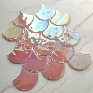 Prezzo all'ingrosso nuovo prodotto <span class=keywords><strong>rosa</strong></span> forma di ventaglio di pesce scala iridescente tessere di mosaico di vetro per la decorazione della parete - Product Image 4