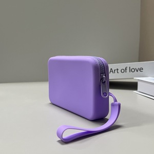 Pochette de maquillage en silicone écologique avec logo personnalisé, fermeture éclair et poignée souple pour les voyages, sac à cosmétiques pour petites filles - Product Image 5