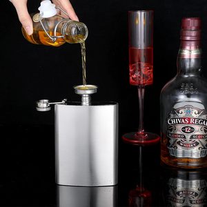 Preisgünstige Gebogene Spirituosenflasche mit Auslaufsicherem Schraubverschluss aus Edelstahl - Souvenir und Firmengeschenk - Product Image 4